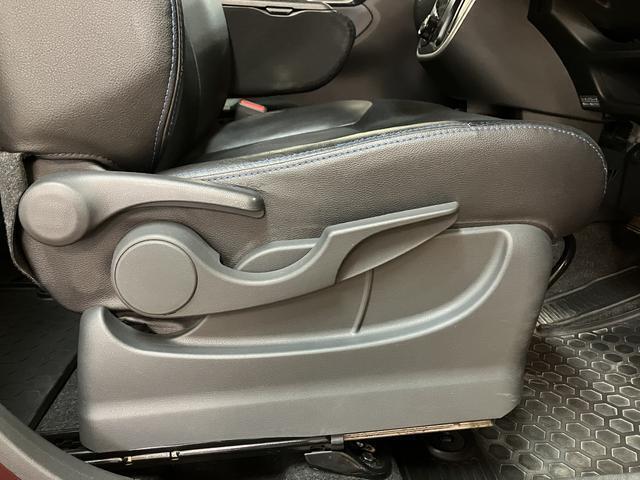 運転席は高さの調節もできます♪