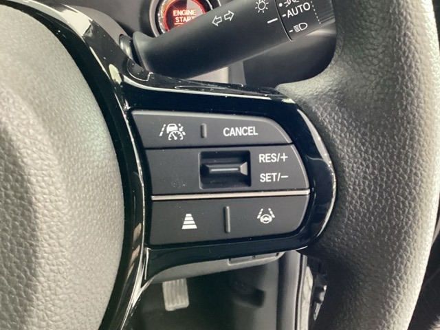 ハンドルにHondaセンシング系のクルーズコントロールやレーンキープアシストなどのスイッチが装備されています。ハンドルから手を離さず安全に操作できます。