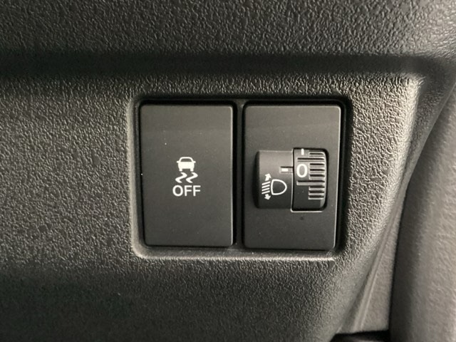 ハンドルの右側にはヘットライトリベライザーとHondaセンシング用のVSA解除スイッチなどがついています。ヘッドライトリベライザーは道路状況や積荷の加重に応じてライトの高さを調節できます。