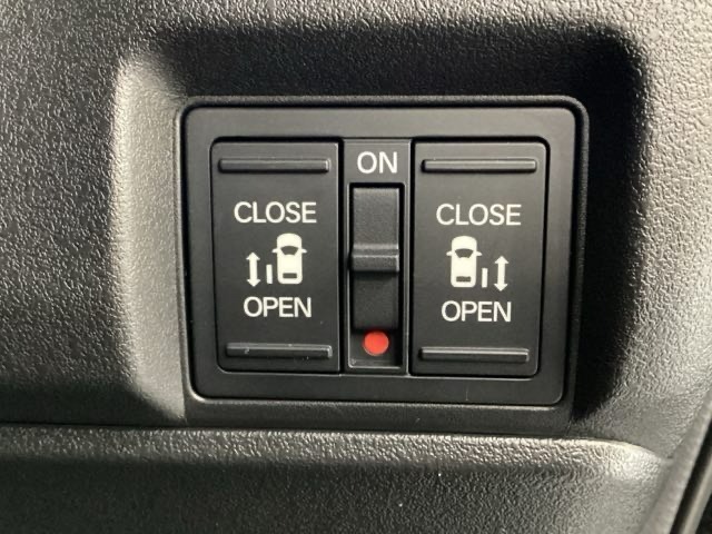 リアドアは乗り降りに便利な両側電動スライドドアです。また運転席に座っていながらスイッチ操作で自在にスライドドアを開け閉めできます。