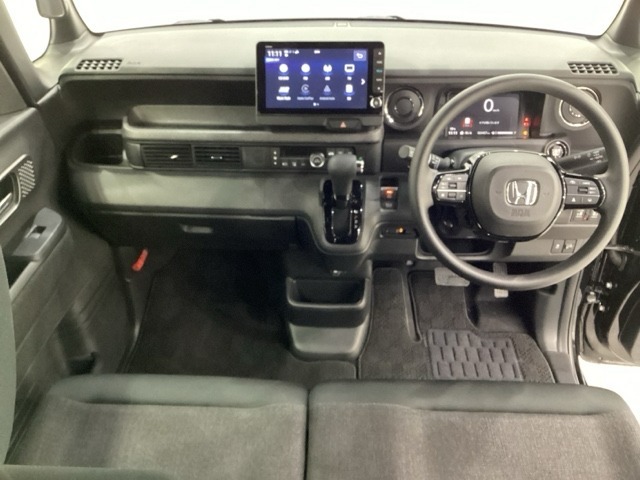 車内は光触媒抗菌消臭施工済です。インパネ周りはスタイリッシュなデザインで機能や装備も充実しています。グローブボックスやカップホルダーのほかにトレーなどたくさんの収納スペースが付いています。