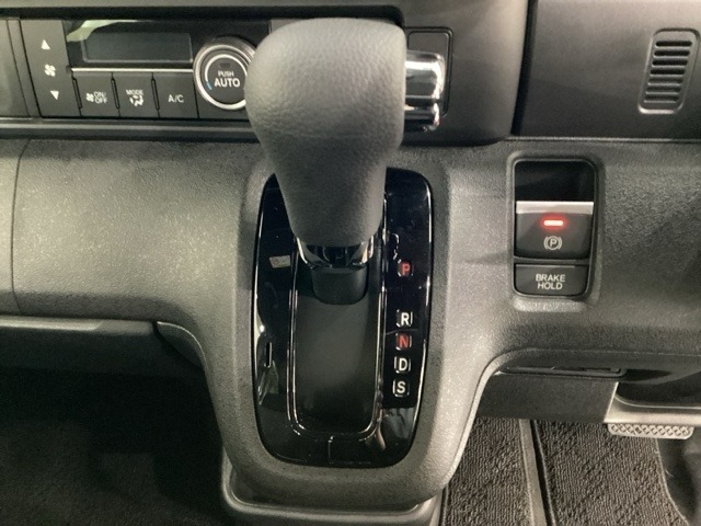 CVT車のセレクトレバーです。低速から高速まで、変速ショックのないスムーズな走りと、エンジン効率のよい領域を維持して燃費にも貢献します。サイドブレーキはスイッチ操作の電子制御パーキングブレーキです。