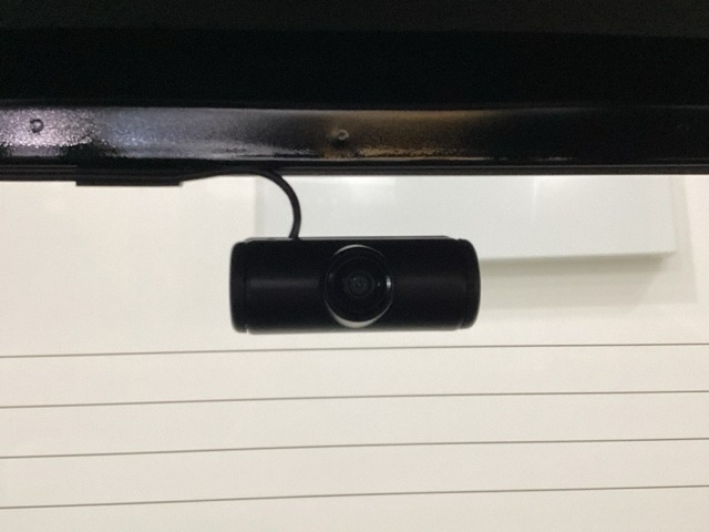 後方にもドライブレコーダーのカメラが付いています。前後両方でお車の周りを監視・記録いたします。