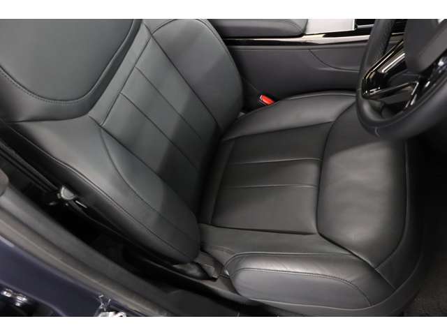 フロントシートにはシートヒーター、ベンチレーターだけでなくマッサージ機能も装備されておりますので、長距離ドライブでの疲れも軽減してくれます。