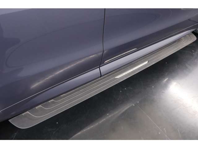 電動サイドステップが装備されておりますので、SUVタイプのお車にはなりますが、女性の方でも乗り降りのしやすい仕様になっております。