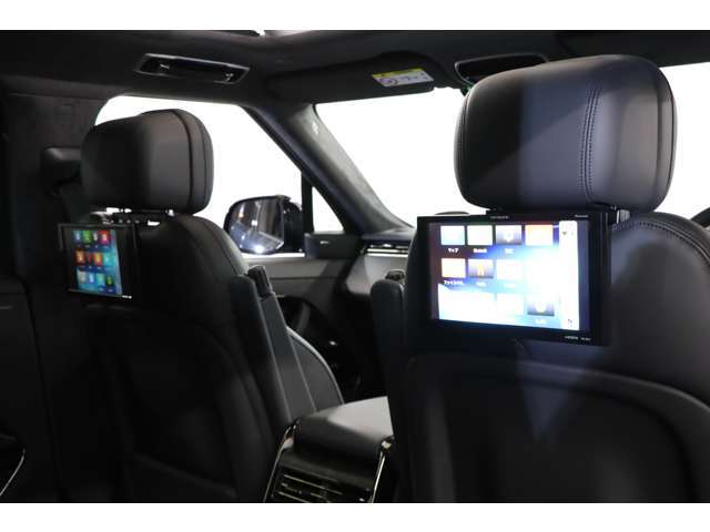 社外のリアエンターテイメントが装備されております。小さなお子様も退屈することなくお楽しみいただけます。