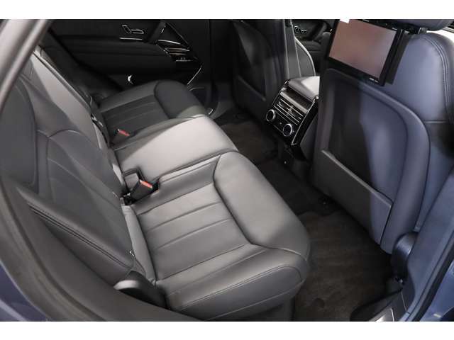 後部座席もきれいな状態を保っております。