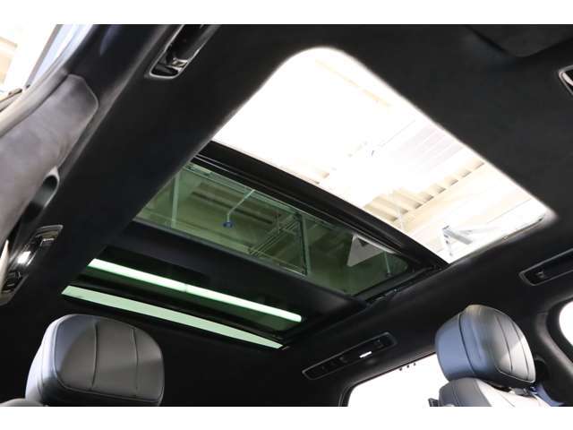 パノラミックスライディングルーフも装備されておりますので、車内がワントーン明るくなり