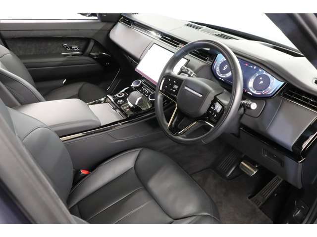 運転席、助手席共に目立つような傷はございません。ヘッドアップディスプレイやアダプティブオフロードクルーズコントロールも装備されておりますので快適なドライブをお楽しみいただけます。