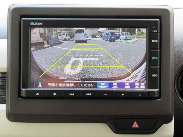 リバースギアに入れるだけで後方の表示へ切り替わります。車庫入れの安心感がアップしますね！
