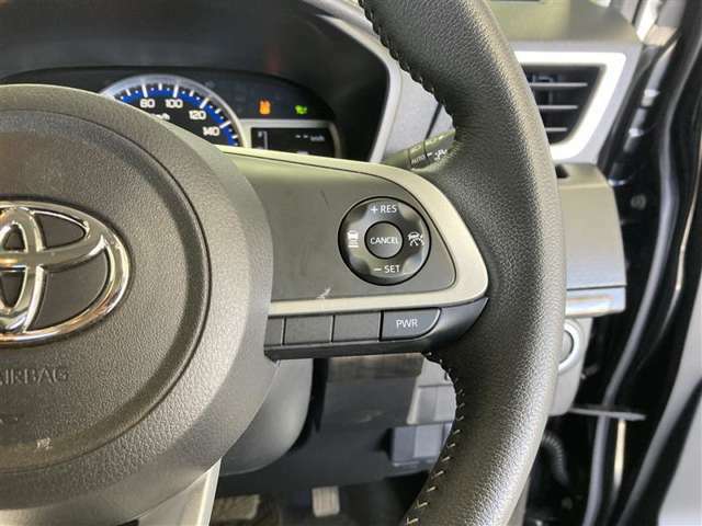 前方の車との車間を設定し、スピードを上げたり緩めたりを自動で行ってくれる追尾式の「レーダークルーズ」。上級装備の一つです！高級車にしかつかない嬉しい機能です。