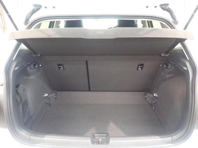 荷室は荷物を隠せるトノカバー付！充分な荷室の広さです！
