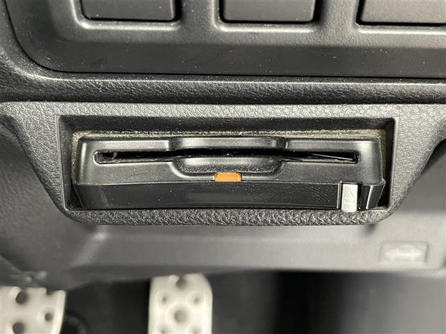 【ETC】有料道路を利用する際に料金所で停止することなく通過できる、ETC車載器（ノンストップ自動料金収受システム機器）が装備されています。セットアップを行うことで利用可能になります。