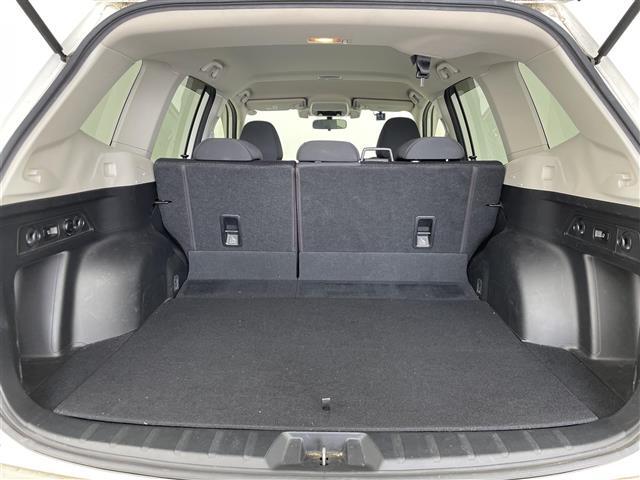 【トランク】積み込みやすくて、たっぷり積める荷室です。シートアレンジできるものは、乗車人数と荷物の量や大きさによってシートを動かすことができるので、より快適なドライブが可能です！