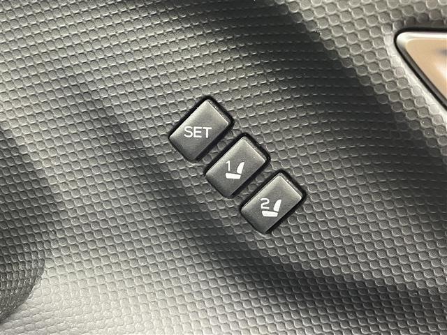 【ポジションメモリー（パワーシート）】それぞれのスイッチを押すと、あらかじめ設定したドライビングポジションに自動で調整してくれます。シートポジションがしっかり決まると、毎日の運転が楽になりますね！