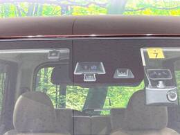 【エマージェンシーブレーキ】走行中に前方の車両等を認識し、衝突しそうな時は警報とブレーキで衝突回避と被害軽減をアシスト。より安全にドライブをお楽しみいただけます。