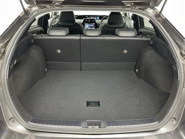 【トランク】積み込みやすくて、たっぷり積める荷室です。シートアレンジできるものは、乗車人数と荷物の量や大きさによってシートを動かすことができるので、より快適なドライブが可能です！