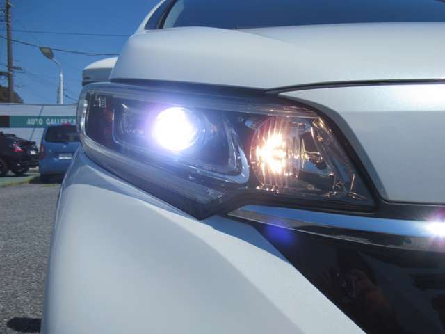 LEDヘッドライトは、点灯の瞬間から最大光量を発揮し、突然暗くなるトンネルなどでの安定感を高めます。