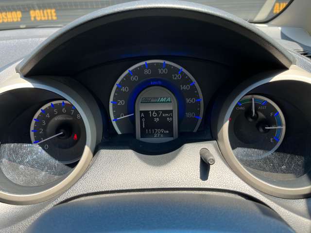 見やすいスピードメーターです。現在表記で平均燃費16km/l程度となっております。