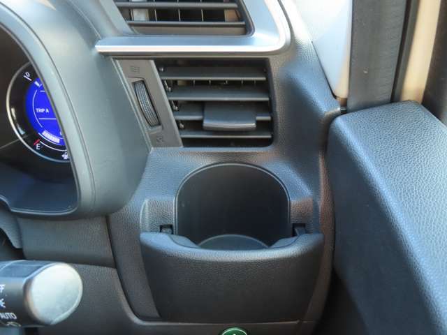 運転席側にも手が届きやすく便利なドリンクホルダーがあります。エアコンを利用してある程度保温・保冷もできそうですね。