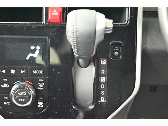電動パーキングブレーキです。ブレーキホールド有。