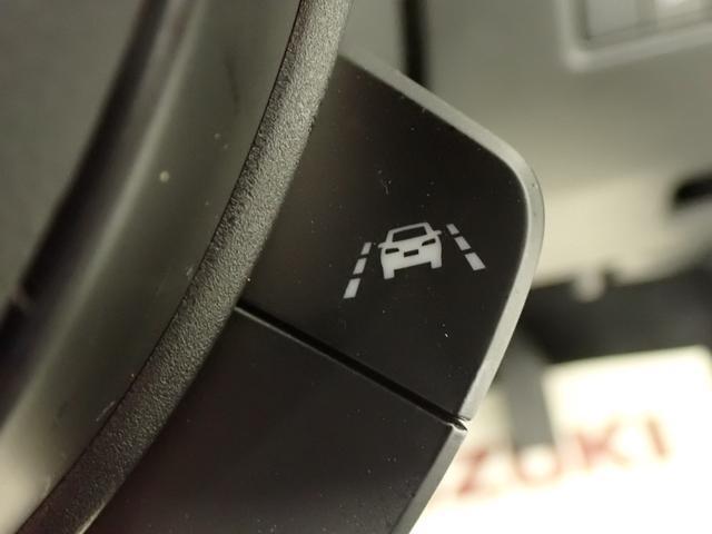 「車線逸脱抑制機能」を搭載しています。車線をはみ出しそうになると、ドライバーにステアリング操作を促し、車両を車線の内側に戻すよう支援します。