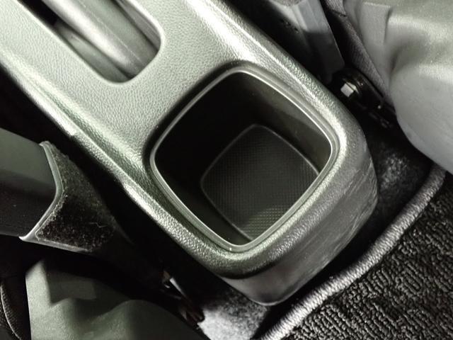 後席の方用の　固定式ドリンクホルダーもあります。
