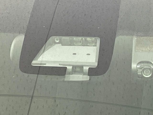 【トヨタセーフティセンス】走行中に前方の車両等を認識し、衝突しそうな時は警報とブレーキで衝突回避と被害軽減をアシスト。より安全にドライブをお楽しみいただけます。