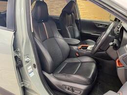 【レザーシート】ならではの高級感あふれる内装がこたわりのアイテム。見た目の高級感とより上質な座り心地をお楽しみください。