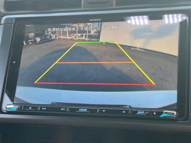 【バックカメラ】駐車時に後方がリアルタイム映像で確認できます。大型商業施設や立体駐車場での駐車時や、夜間のバック時に大活躍！運転スキルに関わらず、今や必須となった装備のひとつです！