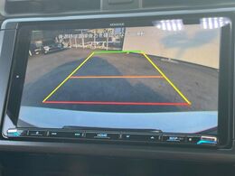 【バックカメラ】駐車時に後方がリアルタイム映像で確認できます。大型商業施設や立体駐車場での駐車時や、夜間のバック時に大活躍！運転スキルに関わらず、今や必須となった装備のひとつです！
