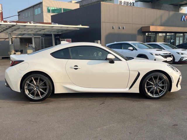 大好評のボディコーティング「弾スプラッシュコート」もご納車までに施工可能。通常のガラスコートと異なる、耐久年数6年の無機質ガラスコーティングが、ボディをキレイな状態に保ってくれます。