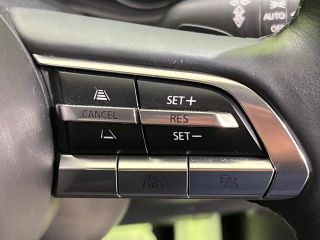 【マツダ・レーダークルーズコントロール】高速道路での長距離走行が楽に！自動で速度を保つクルーズコントロールが、衝突軽減システムと連携し、前方の車両を感知して車間を保つように速度調節してくれます！！
