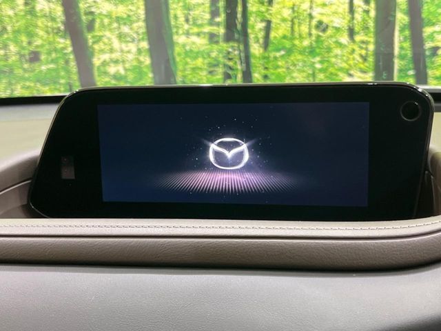 【8.8インチマツダコネクト】車内の雰囲気にマッチした大型のディスプレイ。スマホ接続でのナビ使用やBluetooth再生等、様々な機能が楽しめます。直感的なダイヤル操作が可能で、使い勝手も良好です。