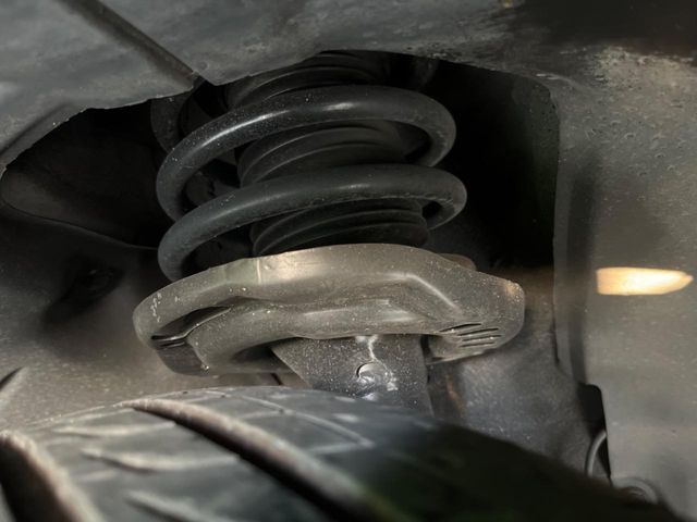 お車を安心してお乗りいただく為には、足回りの定期点検が欠かせません。サービスサポート（有償保証）では無料点検もご提供しており、安心のカーライフをお過ごしいただけるサポート体制が整っています。
