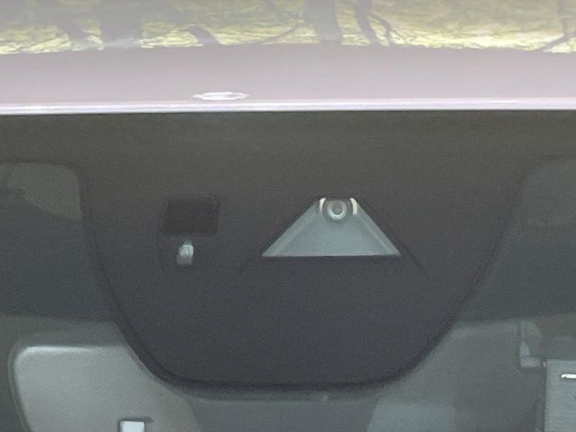 【スマートブレーキサポート】走行中に前方の車両等を認識し、衝突しそうな時は警報とブレーキで衝突回避と被害軽減をアシスト。より安全にドライブをお楽しみいただけます。