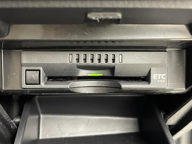 【ETC】有料道路を利用する際に料金所で停止することなく通過できる、ETC車載器（ノンストップ自動料金収受システム機器）が装備されています。セットアップを行うことで利用可能になります。