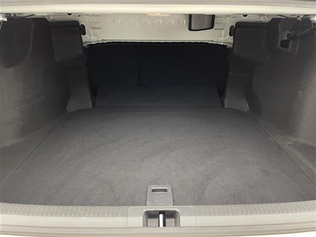 【トランク】積み込みやすくて、たっぷり積める荷室です。シートアレンジできるものは、乗車人数と荷物の量や大きさによってシートを動かすことができるので、より快適なドライブが可能です！