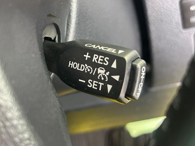 【レーダークルーズコントロール】高速道路での長距離走行が楽に！！自動で速度を保つクルーズコントロールが、衝突軽減システムと連携し、前方の車両を感知して車間を保つように速度調節してくれます！！