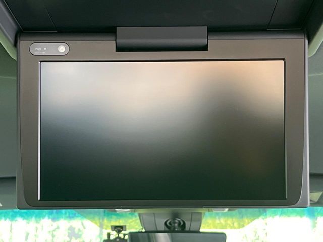 【後席モニター】家族や友人とお出かけする機会が多い方に大人気の後席モニターを装備！見やすい位置に画面がありテレビやDVDの視聴も快適！友達もお子様も、後席にしか乗らなくなるかも？？