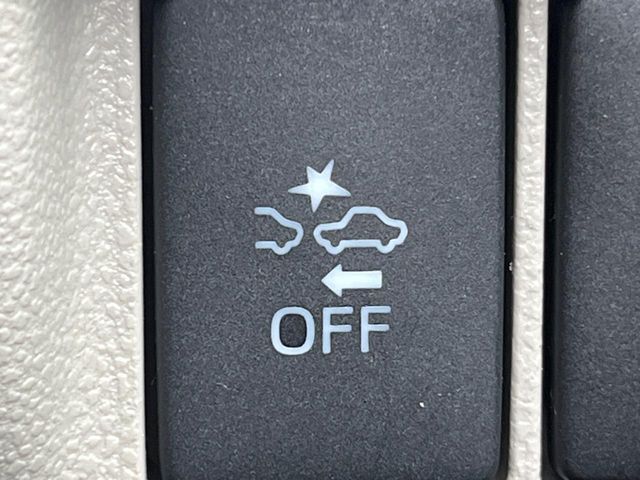 【スマートアシスト】走行中に前方の車両等を認識し、衝突しそうな時は警報とブレーキで衝突回避と被害軽減をアシスト。より安全にドライブをお楽しみいただけます。