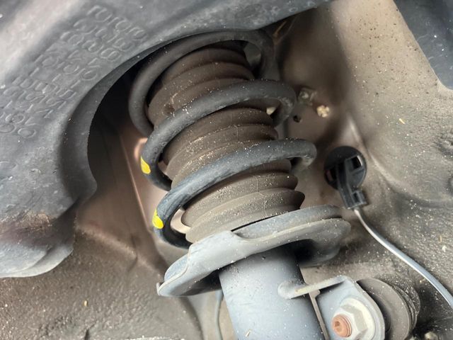 お車を安心してお乗りいただく為には、足回りの定期点検が欠かせません。サービスサポート（有償保証）では無料点検もご提供しており、安心のカーライフをお過ごしいただけるサポート体制が整っています。