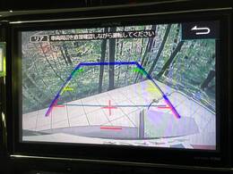 【バックカメラ】駐車時に後方がリアルタイム映像で確認できます。大型商業施設や立体駐車場での駐車時や、夜間のバック時に大活躍！運転スキルに関わらず、今や必須となった装備のひとつです！