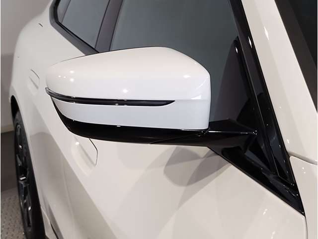 【BMWミラー】視認性の高いスタイリッシュなミラー。自動防眩機能も付いており夜間のドライビングをサポートします。