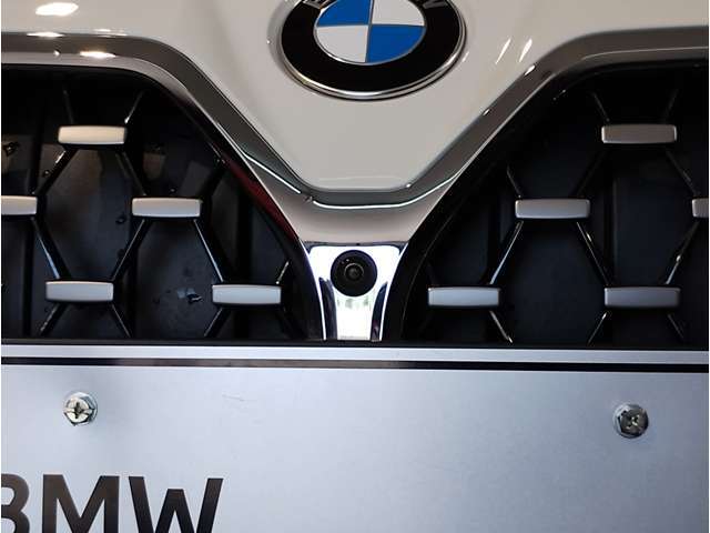 【キドニーグリル】BMWは約90年もの間、ほぼ全ての車両にひと目でBMWだと分かるこの特徴的なフロントグリルが備えられ、デザイン・アイコンとして親しまれてきました。