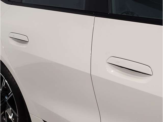 【デザインとの融合】BMWデザイナーが創り出したボディデザインを損なう事のない様に配置とデザインに拘っています。ドアノブについてもBMWの拘りに妥協はありません。