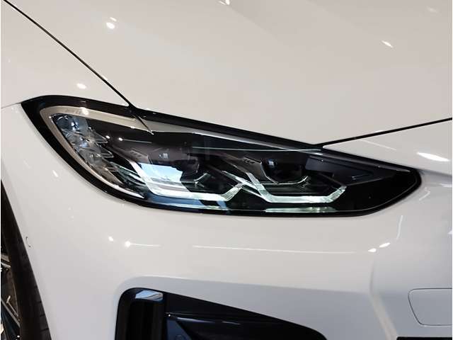 【LEDヘッドライト】先進のLEDテクノロジーを採用。放射される白色光の周波特性は太陽光に近く、バイキセノン・ヘッドライトを上回るコントラストで更に明るく輝きます！