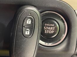 【キーレススタートシステム】カバンやポケットに入れたままでもドアの施錠・解錠が可能なスマートキーを装備。エンジンのオン・オフ時もカギを取り出す必要が無いからとっても便利です♪