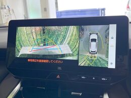 【パノラミックビューモニター】専用のカメラにより、上から見下ろしたような視点で360度クルマの周囲を確認することができます☆死角部分も確認しやすく、狭い場所での切り返しや駐車もスムーズに行えます。