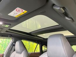 【調光パノラマルーフ】車内の解放感が一気に上がる大型パノラマルーフに調光機能がプラス！日差しが強い時、シェードを閉めなくてもガラスの透明度を調整することで心地よい明るさに♪